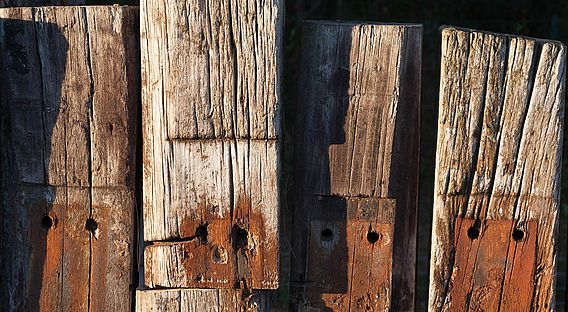 Teerölimprägnierte Eisenbahnschwellen