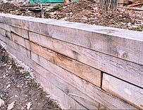 Stützmauer aus Gartenschwellen