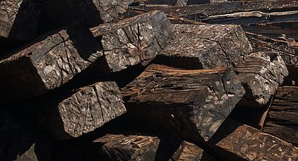 alte teerölimprägnierte Eisenbahnschwellen