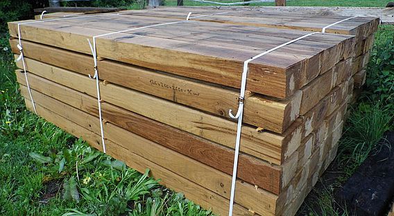 Stapel Eisenbahnschwellen