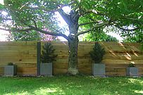 Gartenzaun aus Eisenbahnschwellen