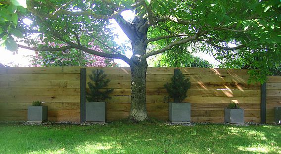 Gartenzaun aus Eisenbahnschwellen