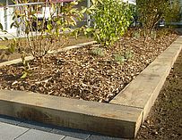 Beetumrandung aus Gartenschwellen